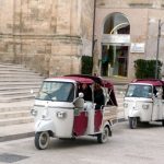 Triciclo para levar turistas aos B & B dos sassis, onde as passagens são apertadas