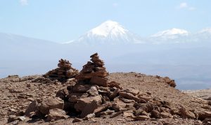 Apachetas (homenagem a Pachamama, a Deusa Mãe), no Atacama, Chile