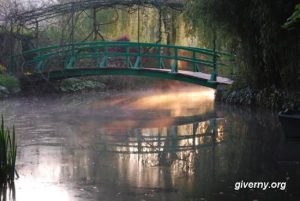 Bruma matinal sob a ponte japonesa, foto Arine Cauderlier