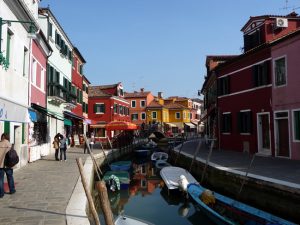 Canal em Burano, Veneza, Itália