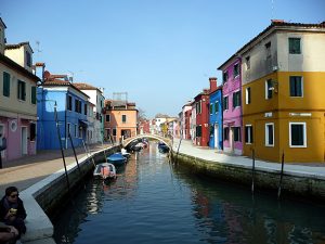 Canal em Burano, Itália