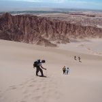Descendo as dunas do Valle de la Muerte, no Atacama, Chile
