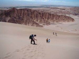 Descendo as dunas do Valle de la Muerte, no Atacama, Chile