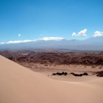 Dunas e picos nevados, no deserto do Atacama, Chile