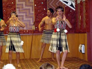 Espetáculo folclórico mauri, em Rotorua, na Nova Zelândia