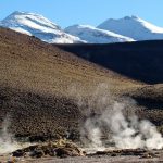 Gêiser El Tatio com picos nevados ao fundo, Deserto de Atacama, Chile