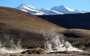 Gêiser El Tatio com picos nevados ao fundo, Deserto de Atacama, Chile