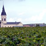 Igreja rodeada de vinhedos perto de Reims