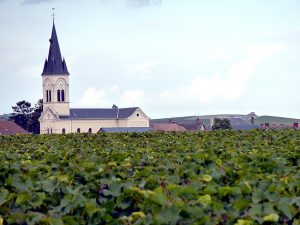 Igreja rodeada de vinhedos perto de Reims
