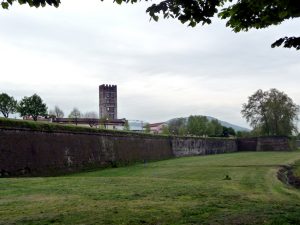 Lado externo das muralhas de Lucca