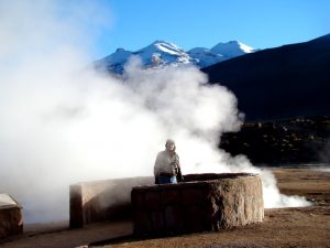 No meio das fumarolsa de El Tatio, Atacama, Chile