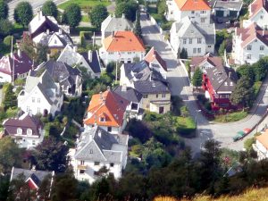 Noruega, casas nas encostas em Bergen