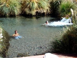 Piscina termal a 3.500 m, no Atacama, Chile