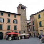 Praça no centro histórico de Lucca, Itália