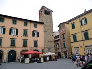 Praça no centro histórico de Lucca, Itália