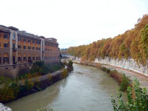 Isola Tiberina, à direita, no Tibre, Roma
