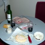 Refeição no quarto: pão, queijos e vinhos deliciosos