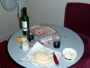 Refeição no quarto: pão, queijos e vinhos deliciosos