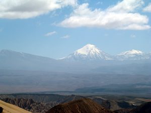 Vulcões, vistos do Valle de la Muerte, Atacama, Chile
