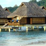 Bangalows sobre pilotis em Bora Bora, Tahiti