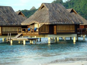Bangalows sobre pilotis em Bora Bora, Tahiti
