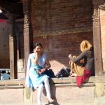 Katmandu, Nepal, moça falando ao celular