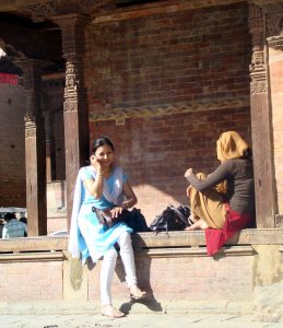 Katmandu, Nepal, moça falando ao celular