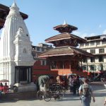 Templo estilo shikara, à esquerda, em estilo pagode, à direita, Katmandu, Nepal