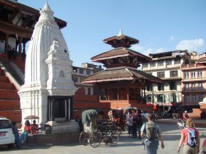 Templo estilo shikara, à esquerda, em estilo pagode, à direita, Katmandu, Nepal