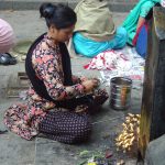 Moça faz suas oferendas no Templo dos Macacos, próximo a Katmandu