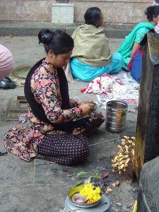 Moça faz suas oferendas no Templo dos Macacos, próximo a Katmandu