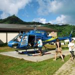 Helicóptero que sobrevoa Bora-Bora