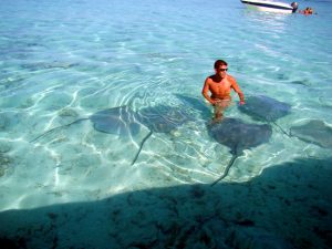 Mergulho no meio de arraias em Bora-Bora