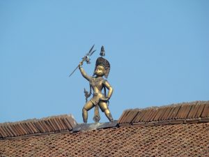 Peça de bronze, telhado em Patan, Nepal