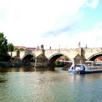 Barco no rio Vltava em Praga, Rep. Tcheca