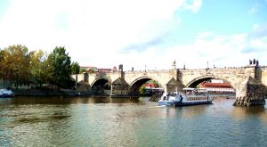 Barco no rio Vltava em Praga, Rep. Tcheca