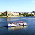Barco no rio Vltava em Praga
