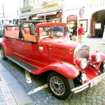Carro antigo que realiza tours em Praga