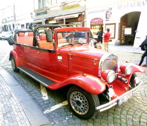 Carro antigo que realiza tours em Praga