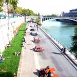 Paris, mesas colocadas pela prefeitura junto do Sena