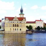 Arquitetura de Praga vista do rio Vltava