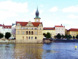 Arquitetura de Praga vista do rio Vltava