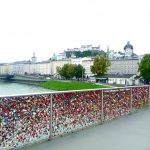 Ponte dos cadeados do amor em Salburgo, rio Salzach