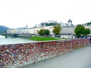 Ponte dos cadeados do amor em Salburgo, rio Salzach