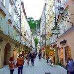 Rua no centro histórico de Salzburgo